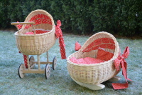 Puppenwagen und Puppenwiege